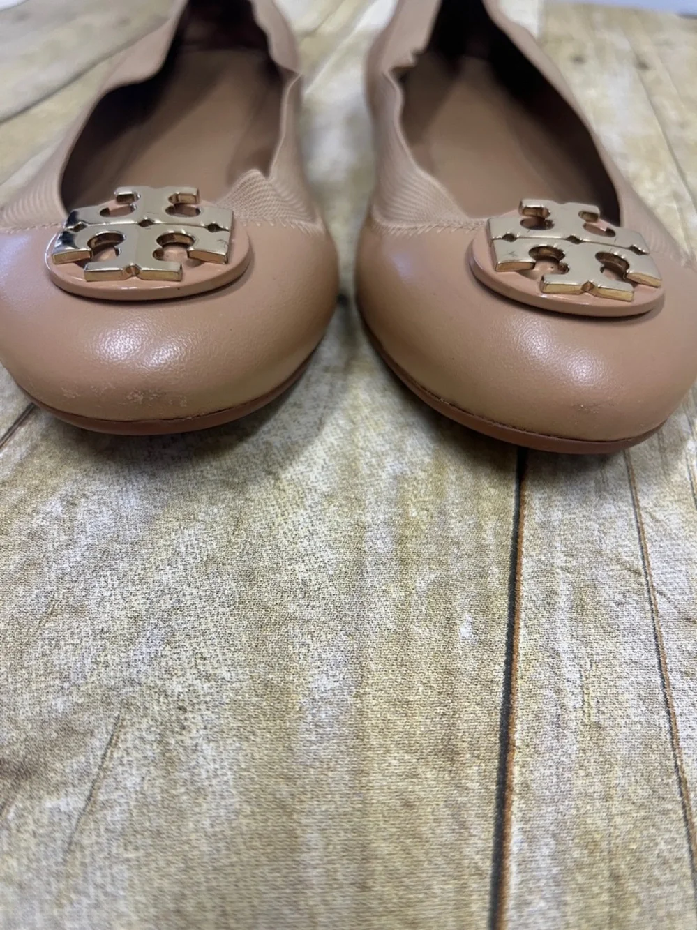 Tory Burch Women's Nude Leather Ballet Flats with Gold Emblem size 6.5